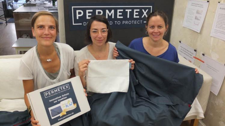 Stellen Textilien mit Schutz gegen stech- und beißwütige Insekten her: Ellen Wölk, Marili Werli und Maren Wölk (v. l.), Gründerinnen der Firma Permetex aus Potsdam.  