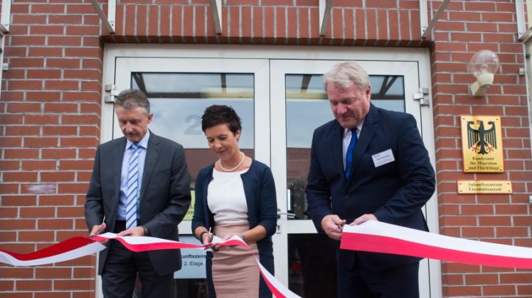 Mit dem symbolischen Akt wurde das neue Ankunftszentrum des Bundesamtes für Migration und Flüchtlinge und des Brandenburger Innenministeriums offiziell eröffnet.  