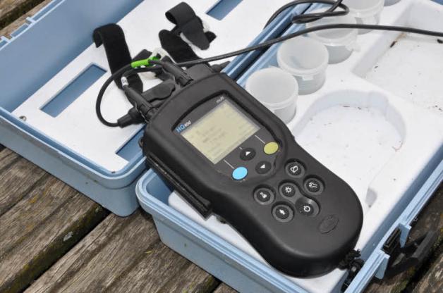 Das Messgerät teilt den pH-Wert im Wasser mit. Das Messgerät teilt den pH-Wert im Wasser mit.