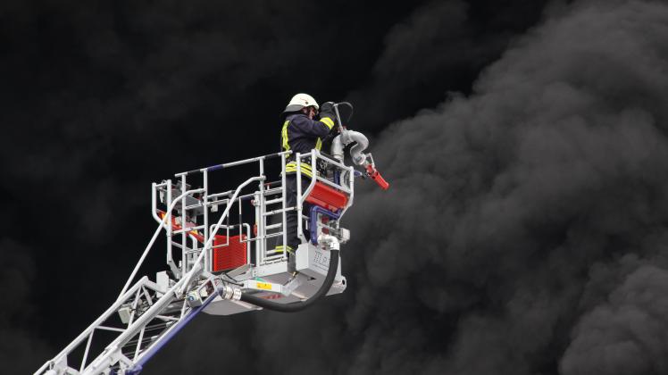 150 Feuerwehrleute aus der Prignitz bekämpfen den Brand, zwei von ihnen werden dabei verletzt. 