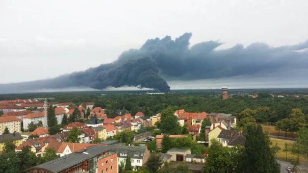 Der Blick vom Rathausturm zeigt die Dimension der Rauchentwicklung. Der Blick vom Rathausturm zeigt die Dimension der Rauchentwicklung.
