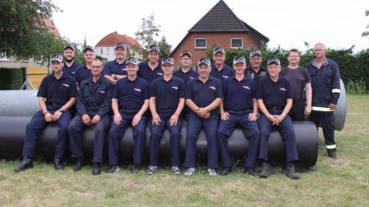 Die Wettkampftruppe wird von Wehrleitung sowie Kreis- und Stadtbrandmeister verabschiedet.  