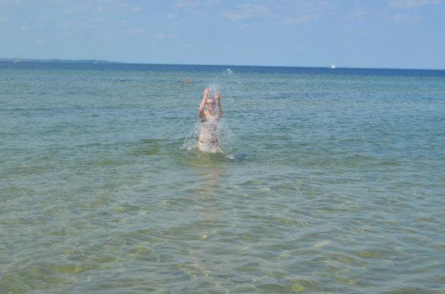 Abkühlung pur: Die 23-jährige Christin aus Wismar  genießt das Bad in der Ostsee auf Poel.