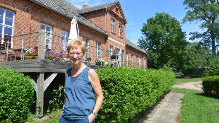 Heleen Vermij vor ihrem Lieblingsplatz: ihrer Terrasse in Kirch Kogel.  