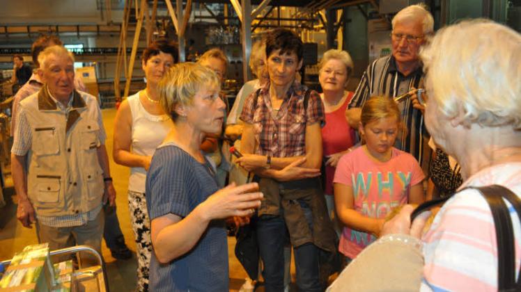 Kathrin Bethke gewährte den SVZ-Lesern Einblicke in die Produktion bei Güstrower Schlossquell.  
