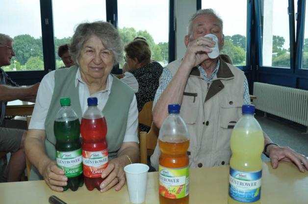 Seit 52 Jahren SVZ-Leser: Anneliese und Erwin Peters aus Güstrow bei der Getränkeverkostung am Ende der Tour