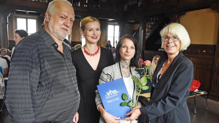 Das Zeugnis und eine Blume gab es für Laura Zimmermann (2.v.r.). Mit der 26-Jährigen freuen sich Oberbürgermeisterin Angelika Gramkow (r.), Fachbereichsleiterin Susanne Kapellusch und Berufsreife-Koordinator Udo Blankenhagen.  