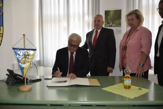 Steinmeier trägt sich in das Goldene Buch der Stadt ein. Steinmeier trägt sich in das Goldene Buch der Stadt ein.