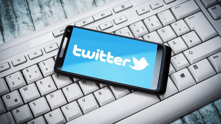 Smartphone mit Twitter Logo auf Computertastatur