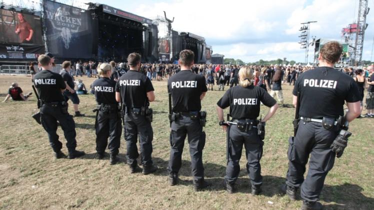 Polizisten kümmern sich um die Sicherheit der rund 75.000 Festival-Besucher in Wacken – in diesem Jahr waren noch mehr Beamte im Einsatz als sonst.