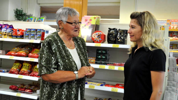 Dankeschön  sagt die 74-jährige Liesel Müller der Inhaberin des Lebensmittelmarktes, Michaela Seifferth. Nun schließt der Laden – sehr zum Bedauern der Senioren. Fotos: Pätzold (3) 