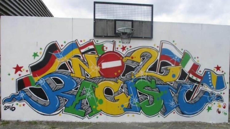 Graffiti-Kunst als Bekenntnis zu Weltoffenheit und Toleranz: „ No 2 Racism“ – „Nein zum Rassismus“ steht an der Basketballwand des Freizeittreffs „bus stop“ auf dem Großen Dreesch.  