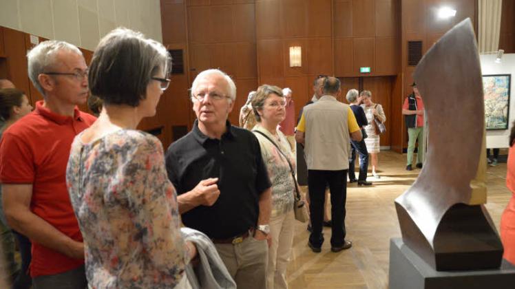 So wie Werner Grimmer (Mitte) nutzten die anwesenden Künstler die Möglichkeit, um mit Besuchern ins Gespräch zu kommen.
