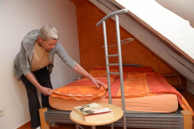 Jutta Burmester bereitet die Betten für ihre ersten Pilgergäste vor, die für einige Stunden ganz zur Familie gehören.
