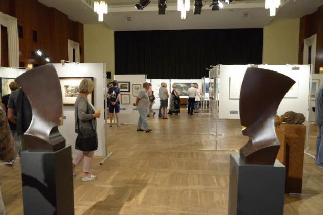 20 nahmhafte Künstler zeigen in der zur Galerie verwandelten Stadthalle bis zum 28. August rund 120 ihrer Arbeiten. Fotos: Wolfried Pätzold 