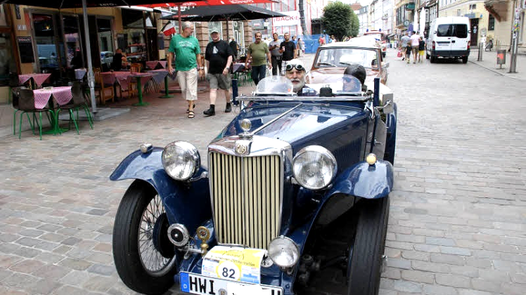 Hier ist das Lenkrad rechts: Horst Heckhoff kam mit seinem Oldtimer der Marke Morris Garage (MG). Mit Ehefrau Katrin nahm er an der Ausfahrt teil, die auch durch die Mecklenburgstraße führte.