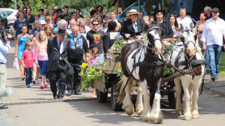 Gut 700 Gäste feierten das zehnjährige Jubiläum der Dreharbeiten zu „Hände weg von Mississippi“. Zum Programm gehörte aucheine amüsante Neuauflage der Filmszene von der Beerdigung des alten Klipperbuschs mit Requisiten aus dem Originalfilm. Fotos: Holger Glaner 