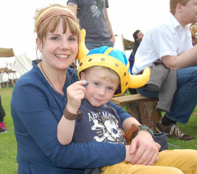 Der vierjährige Piet Blankenburg (mit Mutter Manuela) hat einen Glücksbringer gewonnen. 