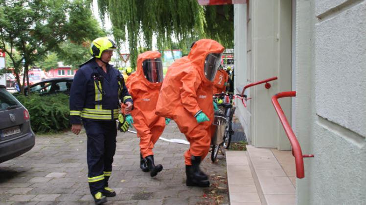 Zu gefährlich: Deshalb betraten die Feuerwehrleute in Chemikalienschutzanzügen die mit Ammoniakdämpfen kontaminierten Räumlichkeiten der Apotheke im Wendorfer Musiker-Viertel. 