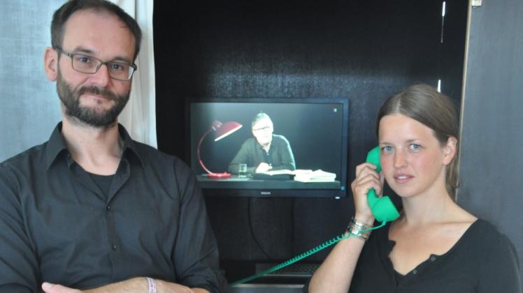 In der Weiss-Box zeigen Stefan Nadolny und Theresa Klaue bisher 35 Interviews von unterschiedlichen Persönlichkeiten, die eine intensive Verbindung zu Peter Weiss hatten.  