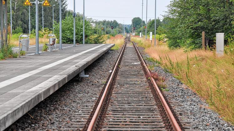 Von der stillgelegten Bahnstrecke in Lübz haben Unbekannte rund 40 Meter Kupferkabel gestohlen.