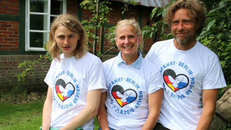 Die Timmasper Jonathan (19, von links) und seine Eltern Kirsten Gantzel-Bobsien (50) und Jörn Bobsien (53) starten am 7. August zu einer Friedensfahrt nach Russland. 