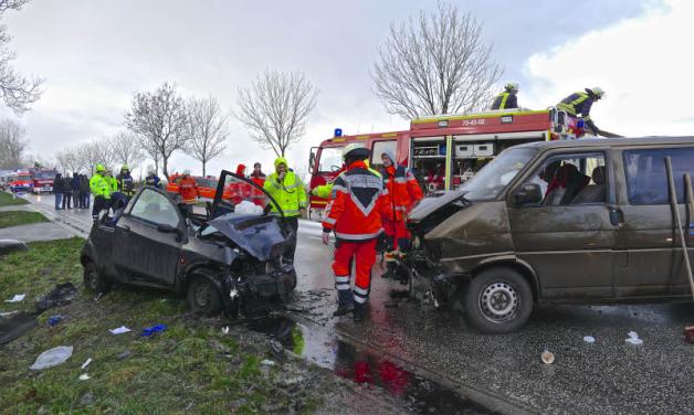 Der schwere Verkehrsunfall zwischen dem Ford Ka und dem Kleinbus ereignete sich im November 2015. Die B  5 wurde voll gesperrt.  
