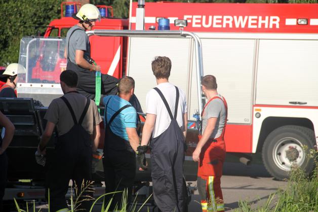 Großeinsatz auf der Warnow bei Kessin: Retter suchen untergegangenen Schwimmer - Vermisster ist Feuerwehrmann bei Rostocker Berufsfeuerwehr
