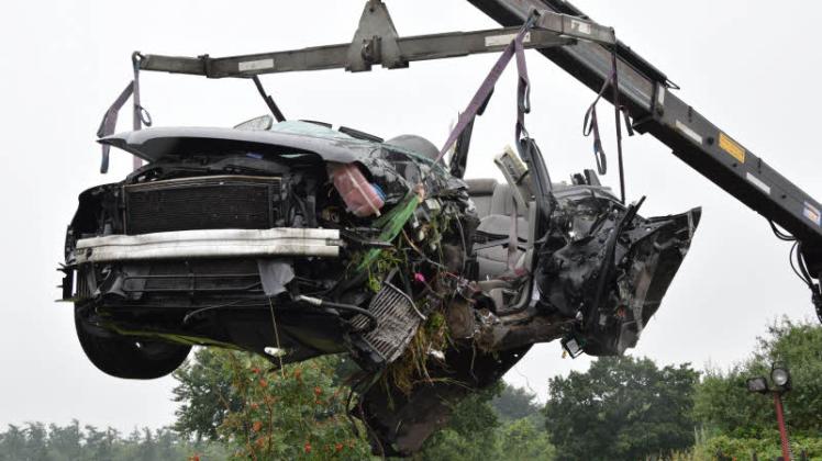 Der Audi A4 wurde bei dem Unfall total zerstört, der Fahrer konnte lebensgefährlich verletzt geborgen werden. Fotos: Kühl 