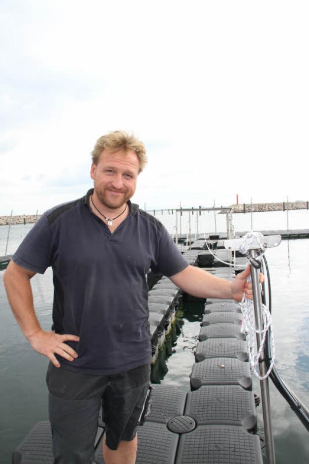 Physiker Lars Miersch vor der Konstruktion, an der Tabea Lange bei ihrer Masterarbeit das Verhalten von Robben erforscht.  