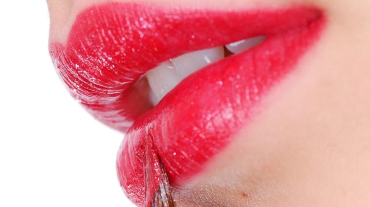 Was kommt da auf die Lippen? Clean Cosmetics werden ohne manche kritischen Inhaltsstoffe produziert. 