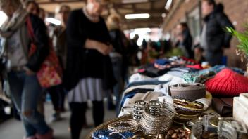 Stöbern auf dem Flohmarkt
