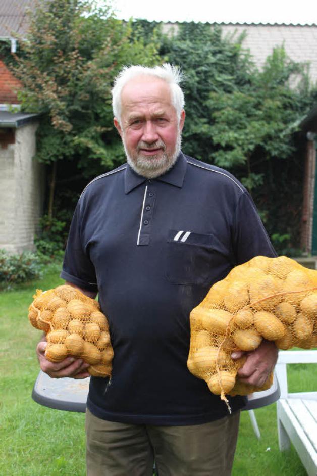 Reinhold Jacobs aus Mellen ist Experte für Kartoffeln. Die ersten Exemplare des Jahres sind bereits geerntet.  
