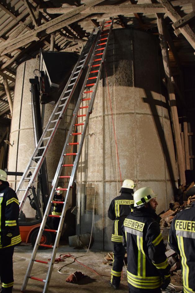 Mit Leitern verschafften sich die Osterbyer Feuerwehrleute als erste Zugang zum Brandherd im Getreidesilo.