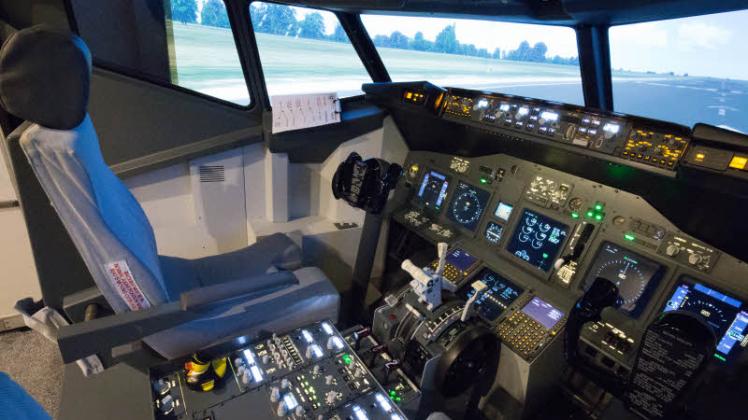 Wie in einer echten Boeing 737: Das Cockpit des Rostocker Flugsimulators wird originalgetreu nachgebaut. Durch die Fenster können die Gäste in dem selbstkonstruierten 210-Grad-Rundumsichtsystem die täuschend echte Flugreise verfolgen. 