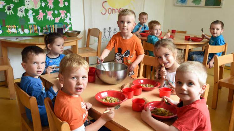 Mittag im Haus Sonnenschein: Die Kinder werden zur Selbstständigkeit erzogen. Das Essen servieren die Kleinen selbst. 