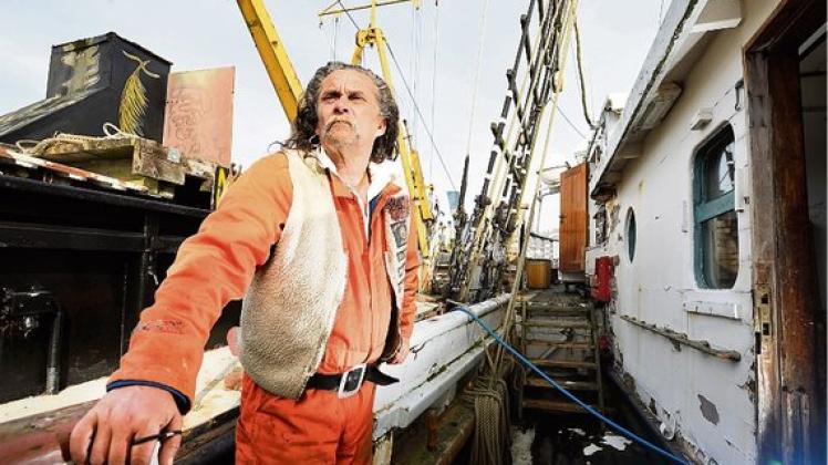 Jahrelang ist Christian Dudek als Umweltaktivist um die Welt gereist. Jetzt kaufte der den Segler "Lille Bjørn" und machte in Flensburg fest. Foto: Metzger