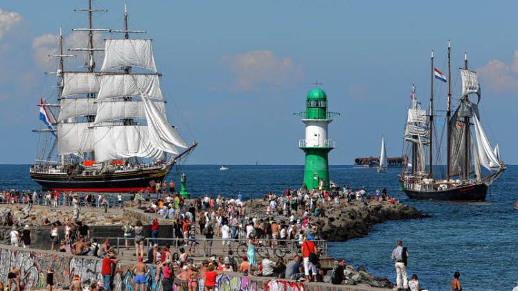 Maritime Kulisse:  Ein solch imposantes Bild wie im August 2015 wird es bald wieder an der Mole von Warnemünde geben – bei der Hanse Sail vom 11. bis 14. August.  