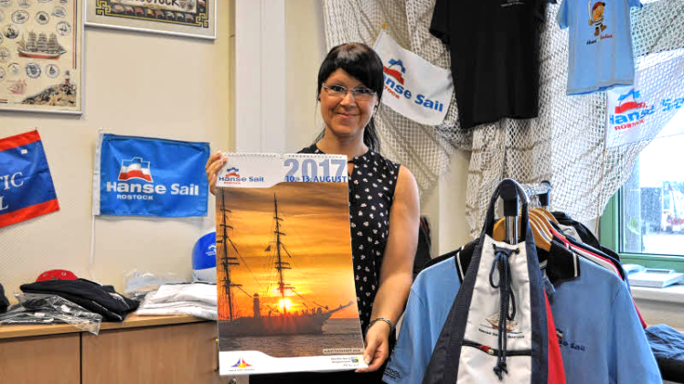 Ob Kalender, Kleidung oder Seesack: Bei Sandra Henske gibt es eine breite Palette von Hanse Sail Souvenirs, die teilweise sogar einen echten Sammlerwert besitzen.   