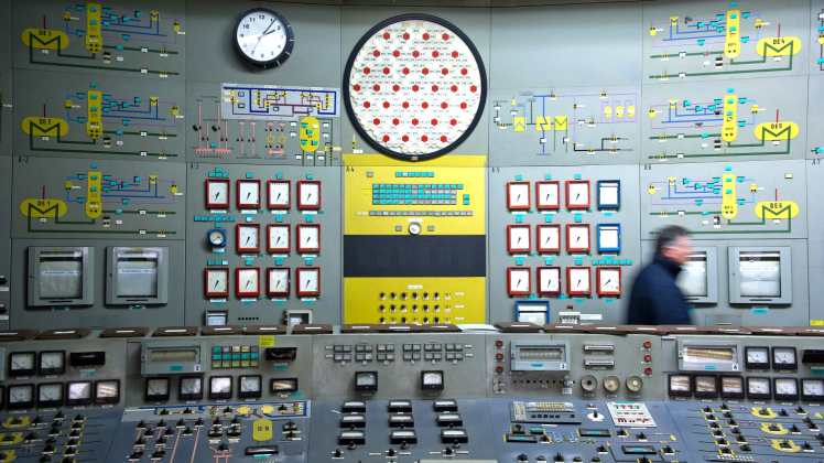 Schaltwarte des Kernkraftwerks der Energiewerke Nord GmbH in Lubmin. Der Rückbau der DDR-Atommeiler in Lubmin und Rheinsberg wird deutlich teurer als geplant. 