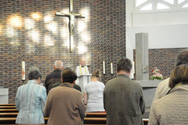 Nach der Gedenkfeier besuchen viele Gemeindemitglieder den Gottesdienst mit Pater Franz Moldan. Nach der Gedenkfeier besuchen viele Gemeindemitglieder den Gottesdienst mit Pater Franz Moldan.