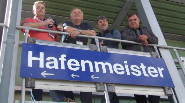 Crew vor ihrem Domizil im Stadthafen: Olaf Altmann, Jochen Drohla, Karl-Heinz Schindler und Gisbert Ruhnke (v. l.) 