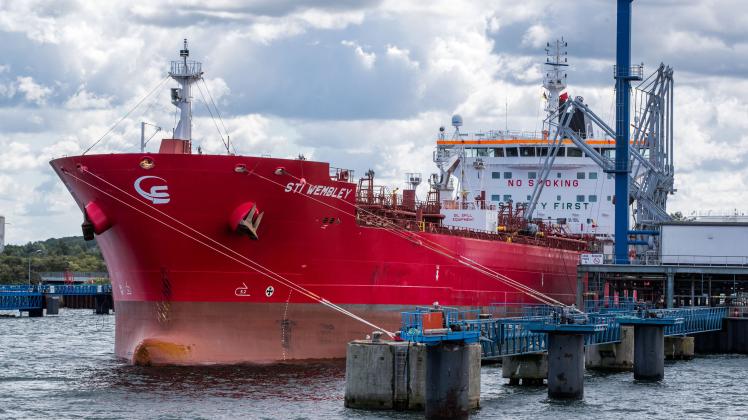 Der Tanker "Sti Wembley" wird aim Überseehafen von Rostock entladen. Der Güterumschlag in den Rostocker Häfen ist weiter gewachsen.