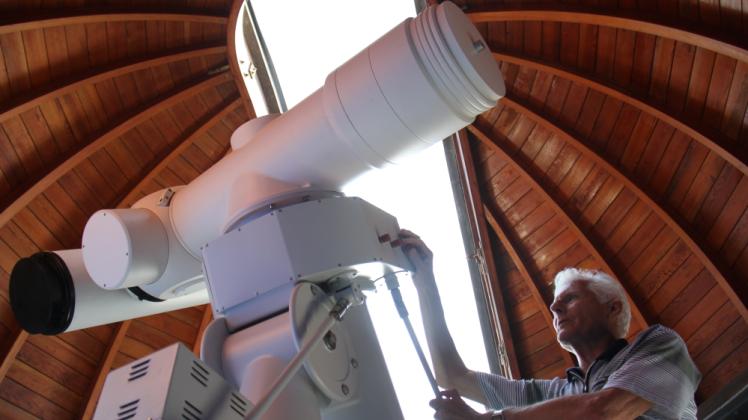 Das 2250-Millimeter-Teleskop der Sternwarte Rostock hat Fred Schmidt vom Astronomischen Verein stets fest im Blick. Seit 1966 gehört der ehemalige Astronomielehrer zum Team.  