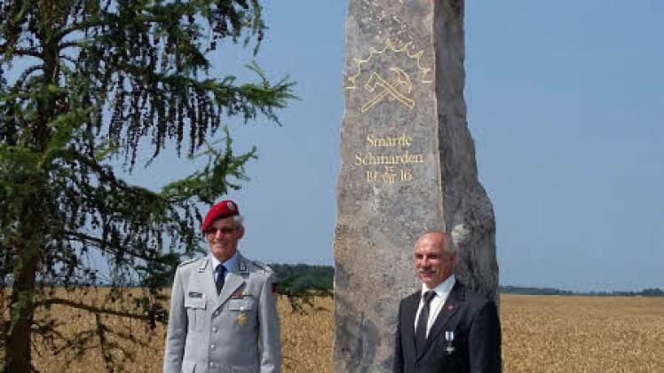 Stehen am neuen Denkmal in Schmarden: Achim Jabusch und Oberst a. D. Ortwin Timm.  
