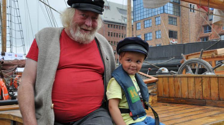 Zwei Kapitäne, eine Leidenschaft: Peter Fleck und sein Enkel Oskar verbringen gemeinsam Zeit an Bord der „Norden“. Normalerweise liegt der Segler in Neustadt bei Lübeck.