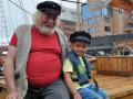Zwei Kapitäne, eine Leidenschaft: Peter Fleck und sein Enkel Oskar verbringen gemeinsam Zeit an Bord der „Norden“. Normalerweise liegt der Segler in Neustadt bei Lübeck.