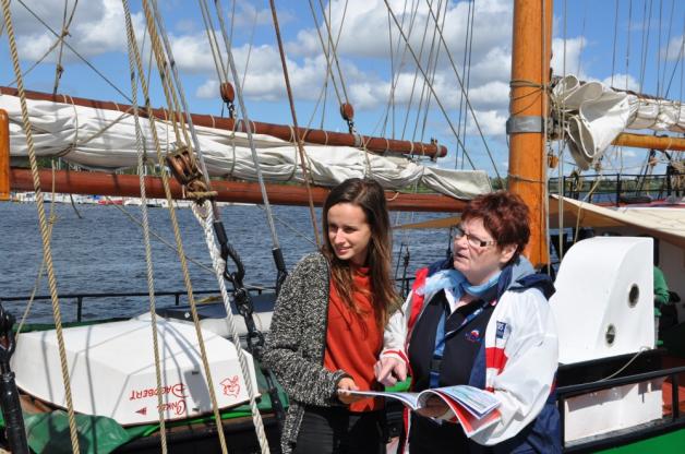 Zielstrebig studieren Schiffsbetreuerin Marianne Dietrich (r.) und Jessica Jäger den Lageplan der Hanse Sail. 