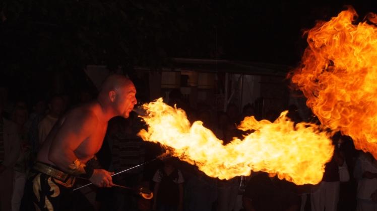 Heiß wird es am Freitagabend bei der Feuershow von Brandmeister Chris de Flambö. 