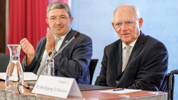 Auf einer Wahlkampfveranstaltung der CDU in Rostock stehen Bundesfinanzminister Wolfgang Schäuble (r.) und Innenminister Lorenz Caffier den Gästen Rede und Antwort – auch in schwierigen Fragen zur Flüchtlingspolitik. 